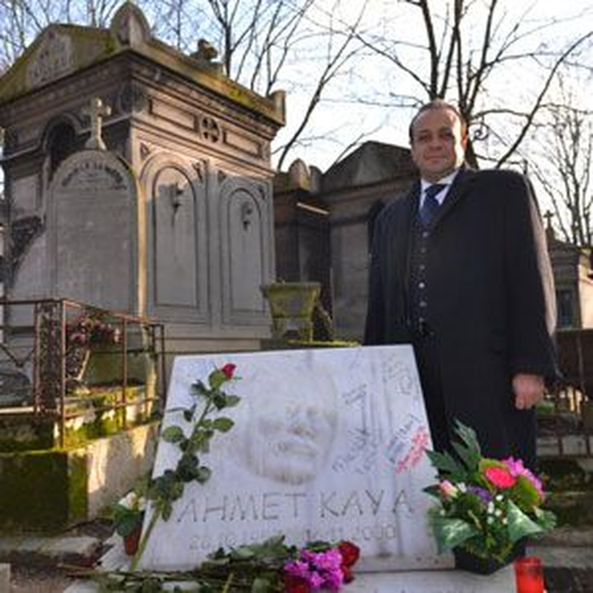 Bağış, Ahmet Kaya'nın Mezarına Gitti