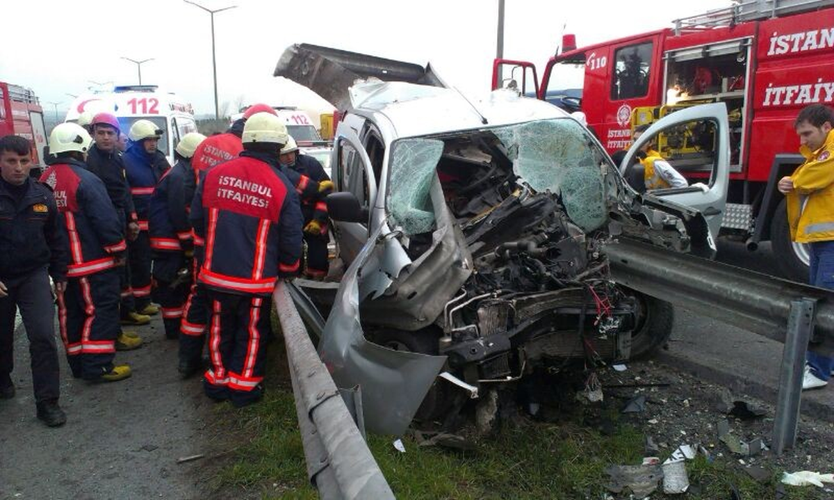 Bariyer Otomobili Biçti: 1 Ölü, 1 Yaralı