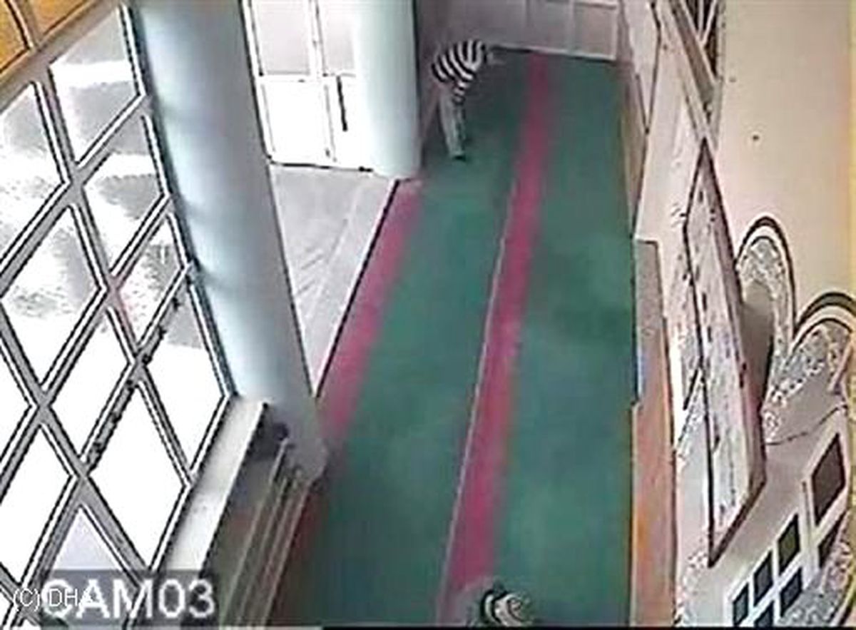 Camide Önce Namaz Kıldı Sonra İmamın Bilgisayarını Çaldı
