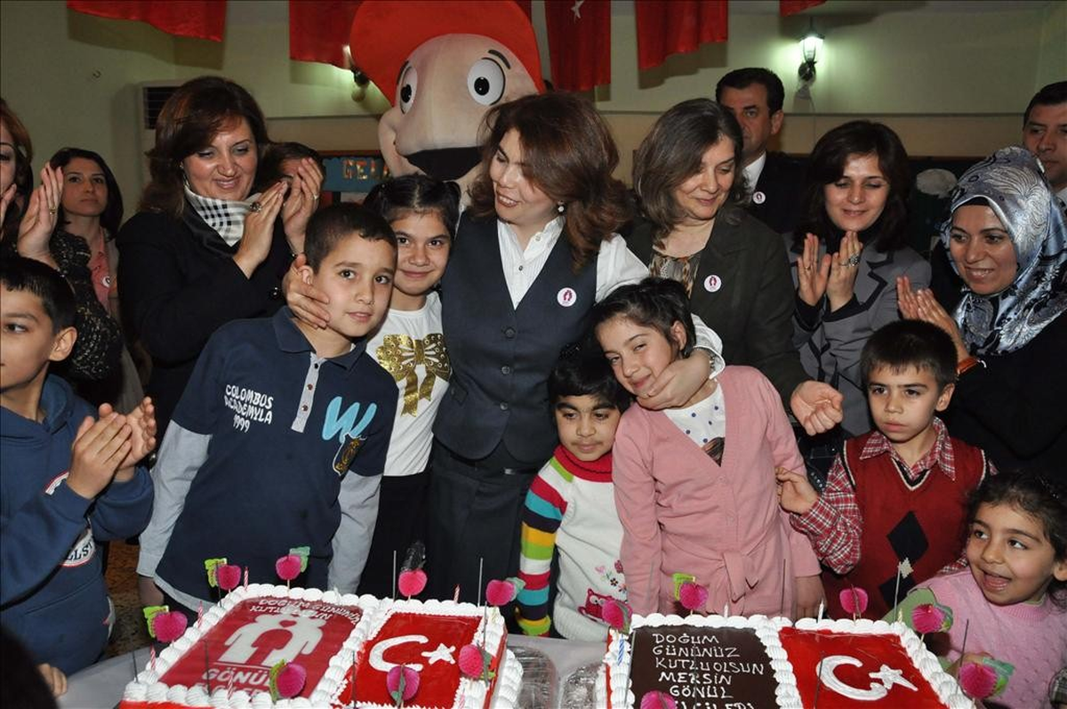 Çocuk Yuvası\'ndaki Çocuklara Doğum Günü Sürprizi