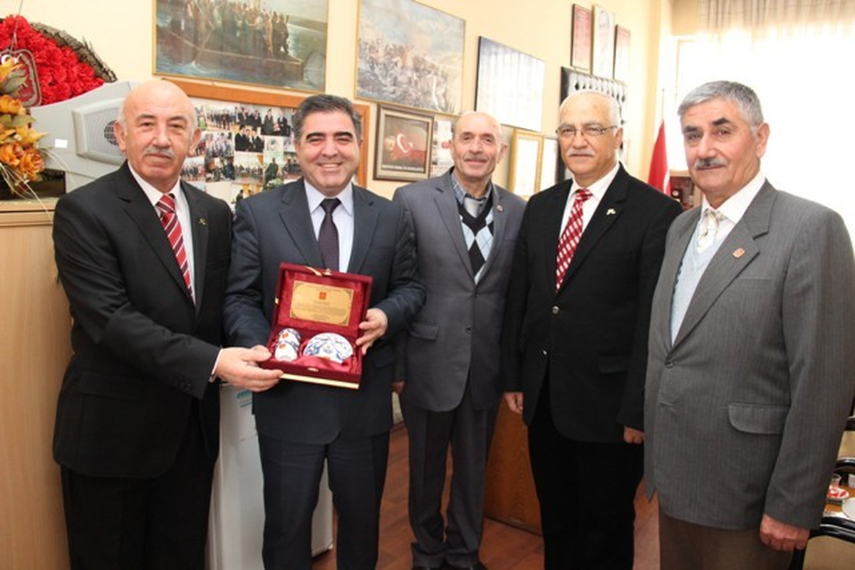 Gazilerden Başkan Özdemir\'e Plaket