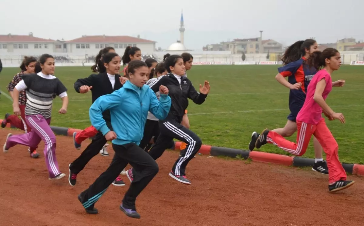 Genç Atletler Kıyasıya Yarıştı