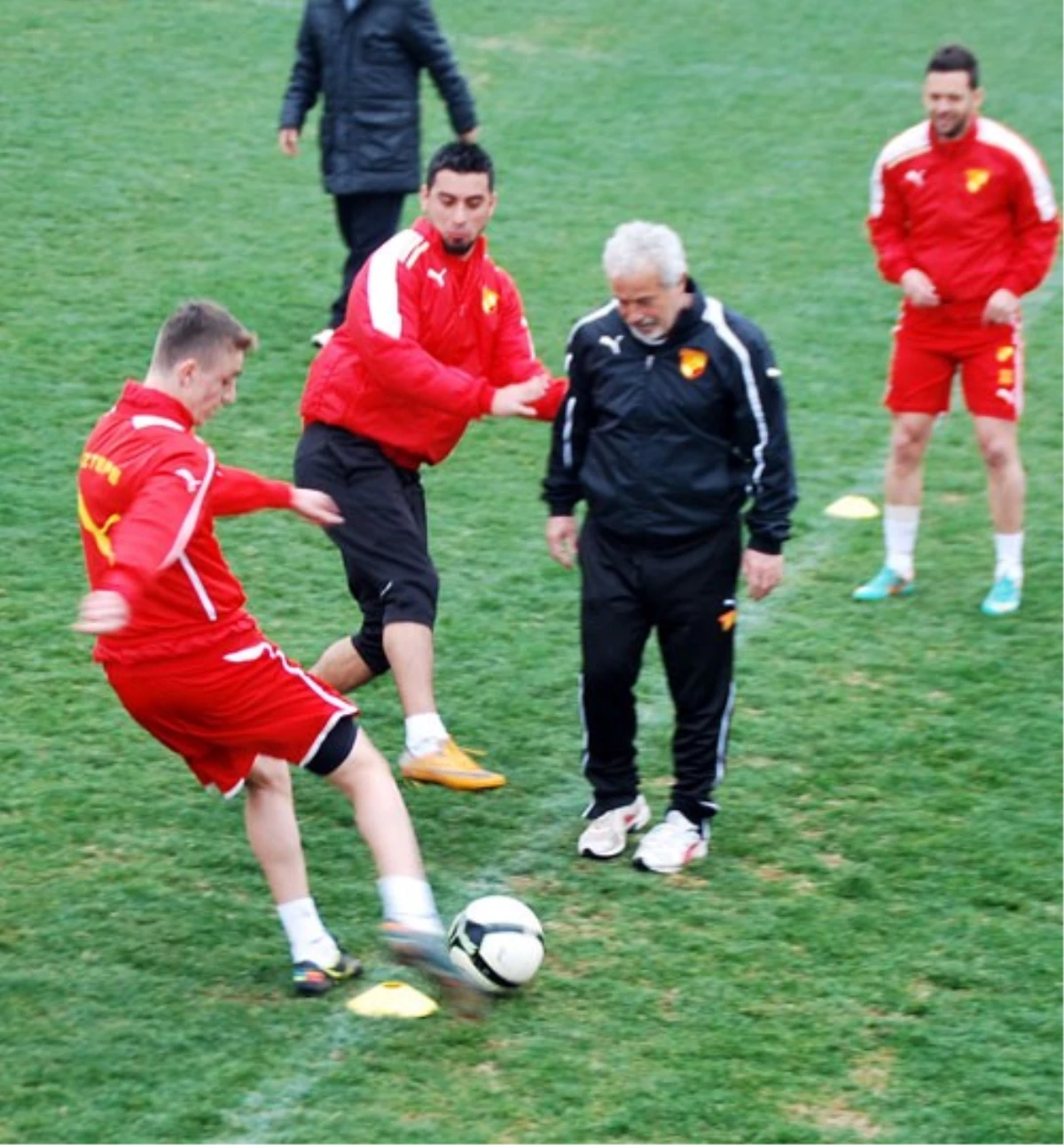 Göztepe\'de Torku Konyaspor Maçının Hazırlıkları Sürüyor