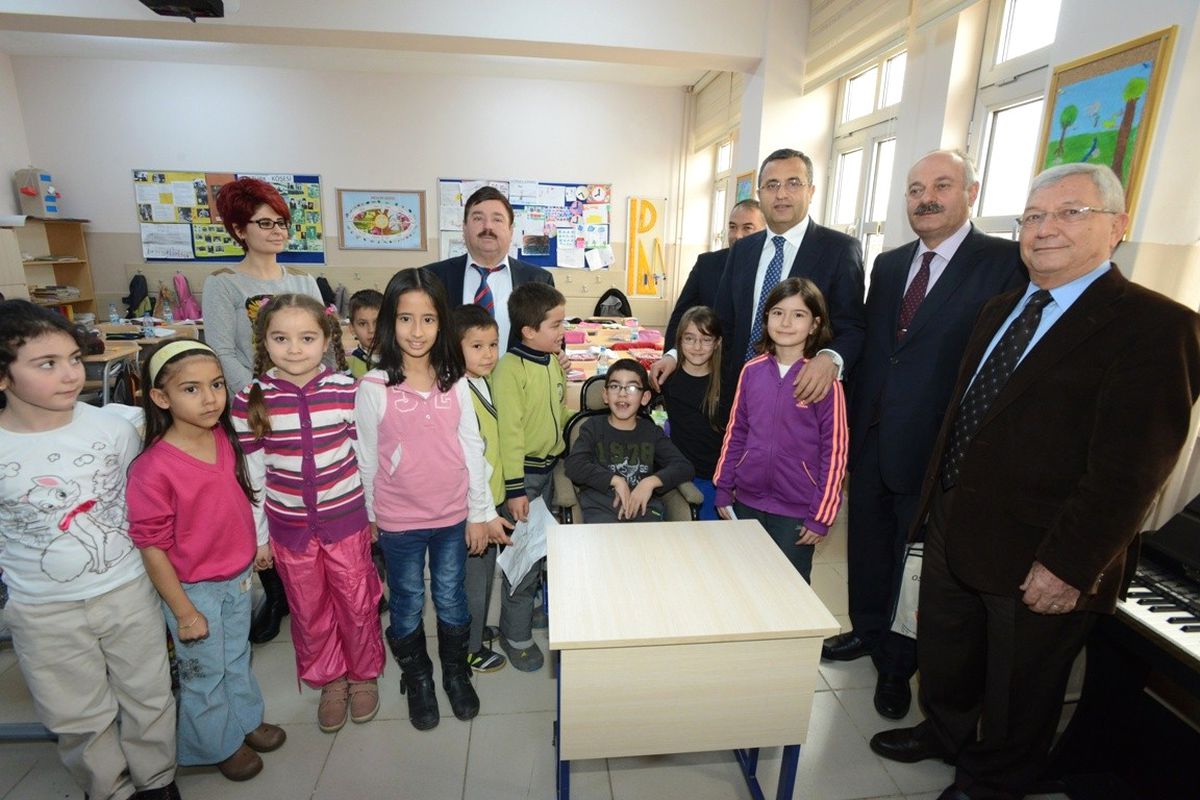 Hayırsever İş Adamına Vali Demir\'den Plaket