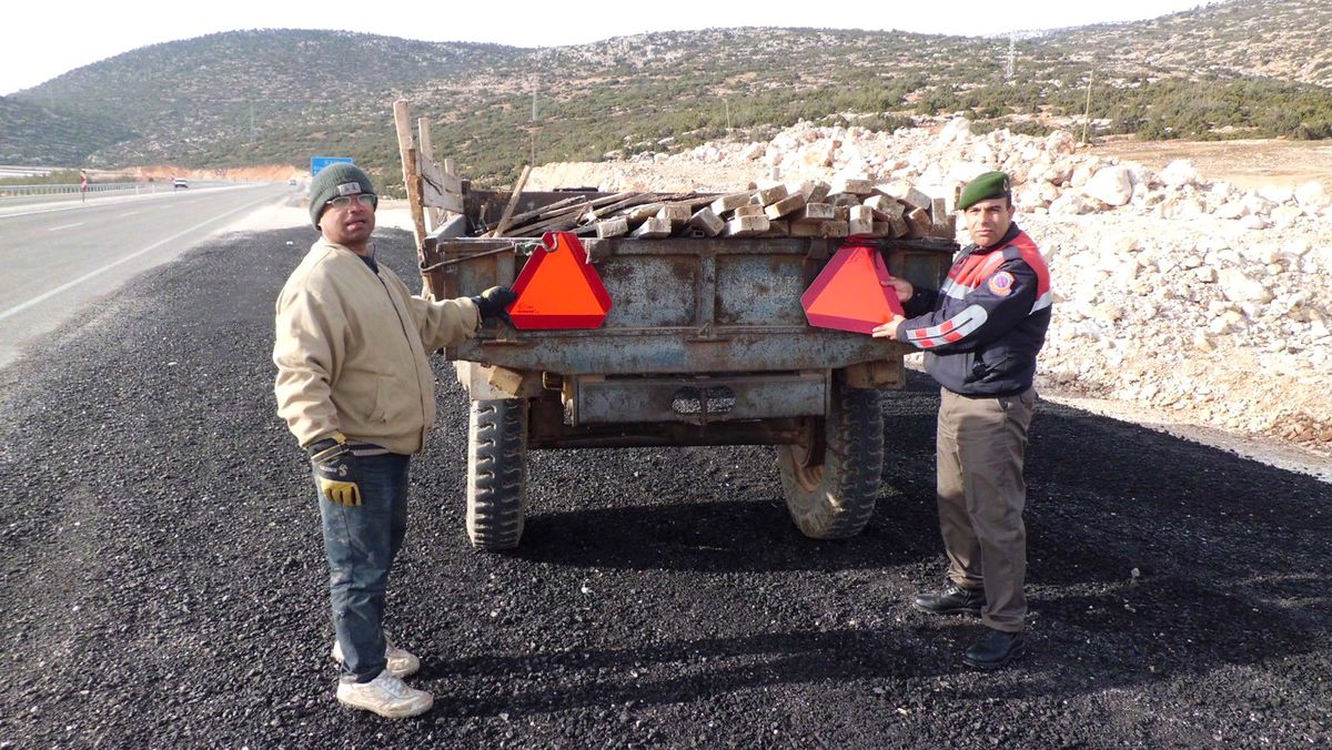 Jandarma Traktör Sürücülerine Reflektör Dağıttı