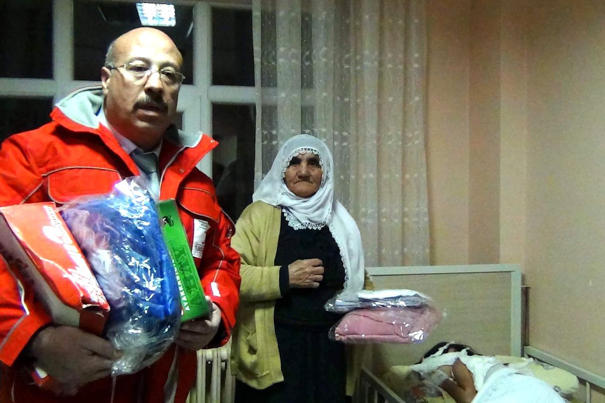 Kızılay\'dan Bebek ve Çocuklara Giyim Yardımı
