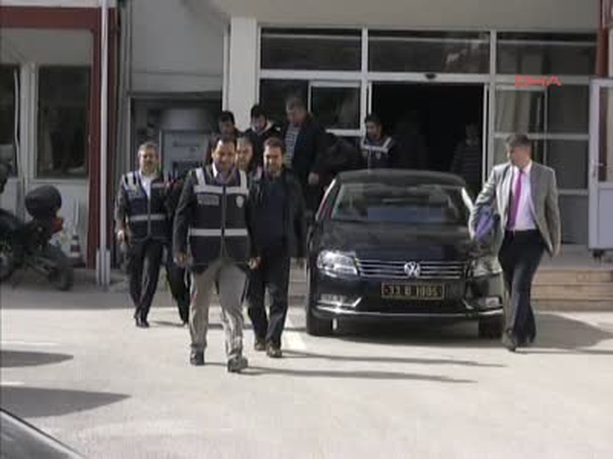 Mersin\'deki Cinayet Zanlıları Mahkemeye Çıkartıldı