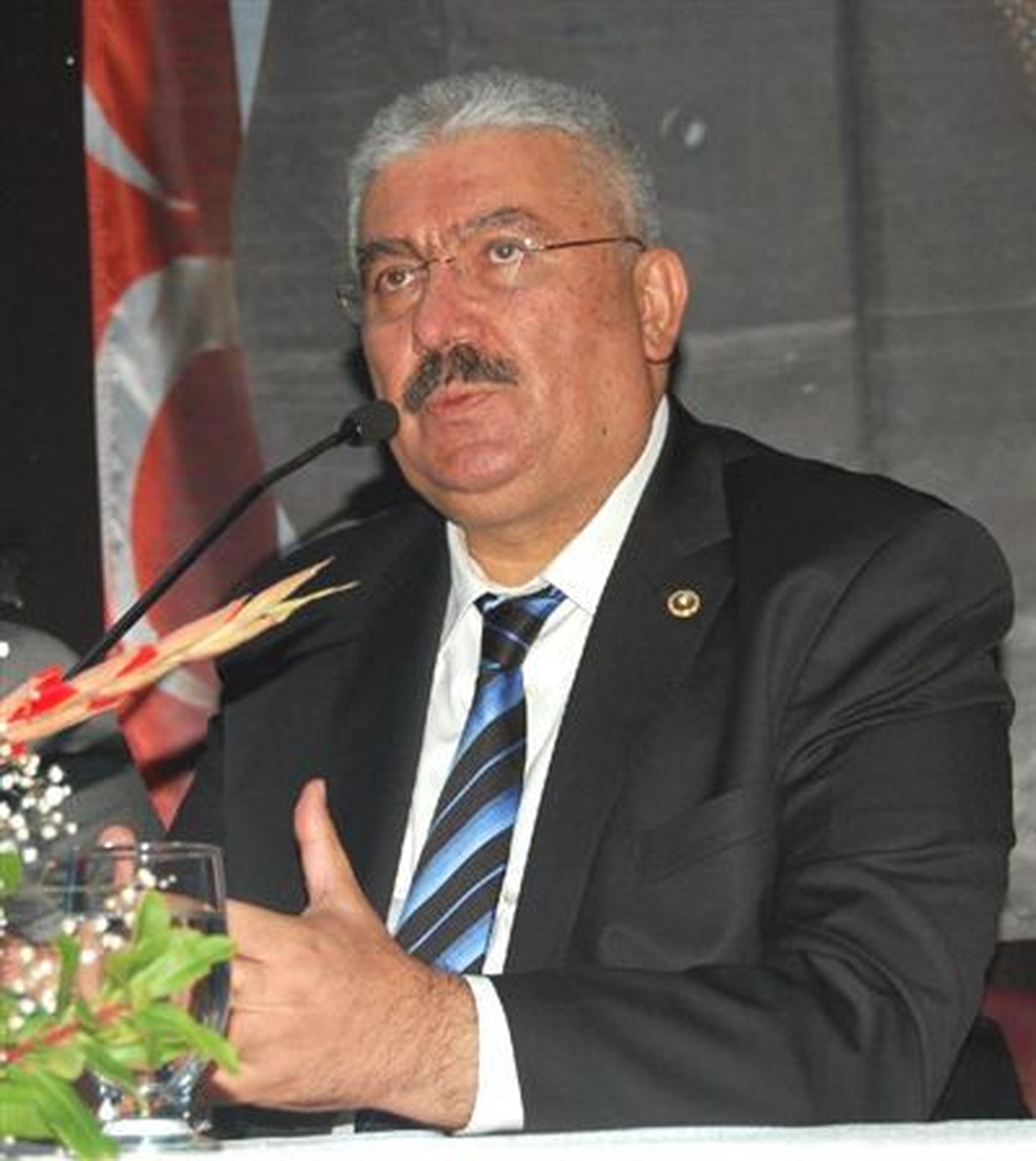 Mhp\'li Yalçın: Başbakan, Ada\'yı Ayakyolu Hâline Getirmiştir