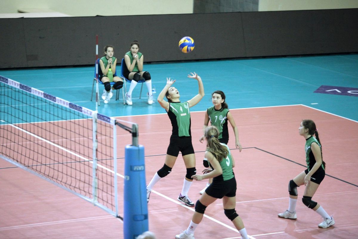 Minik Voleybolcular Bornova\'nın Gururu Oldu