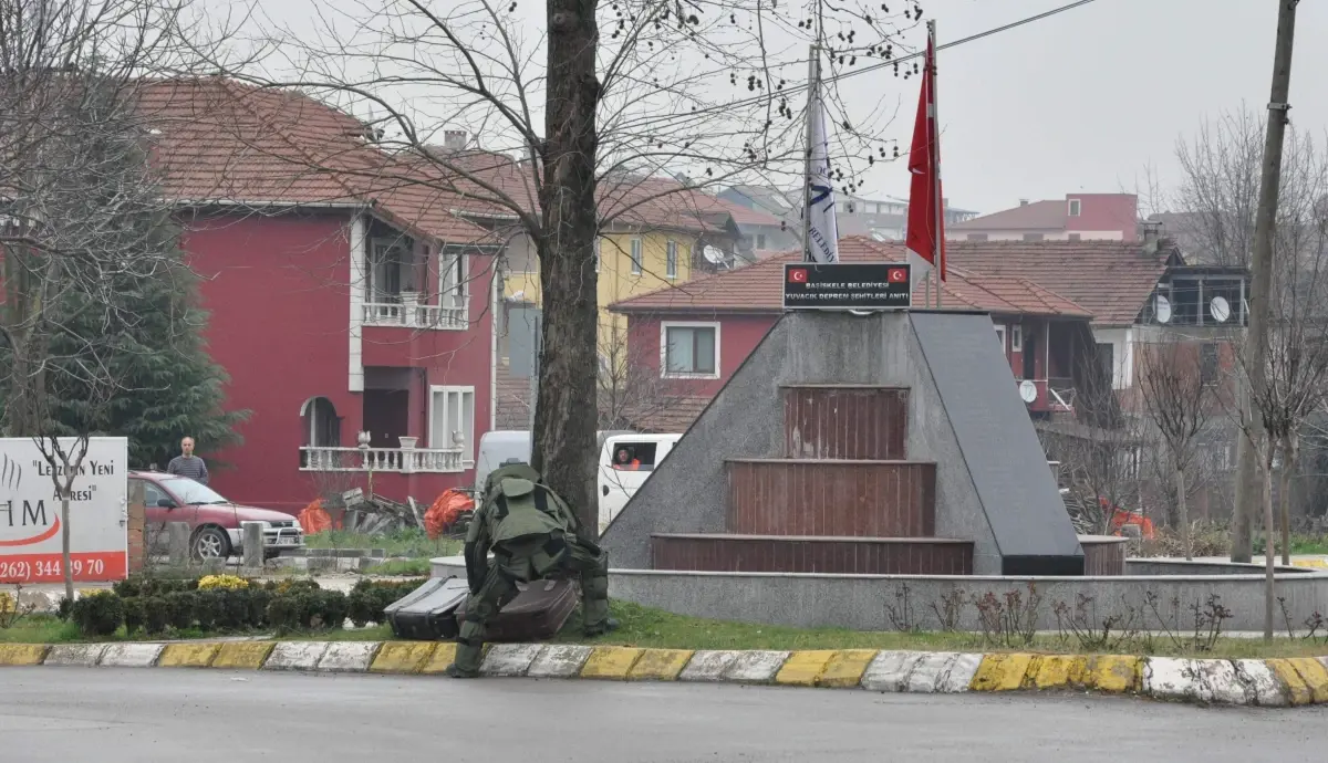 Polis Patlattı, Meraklı Vatandaş İçine Baktı