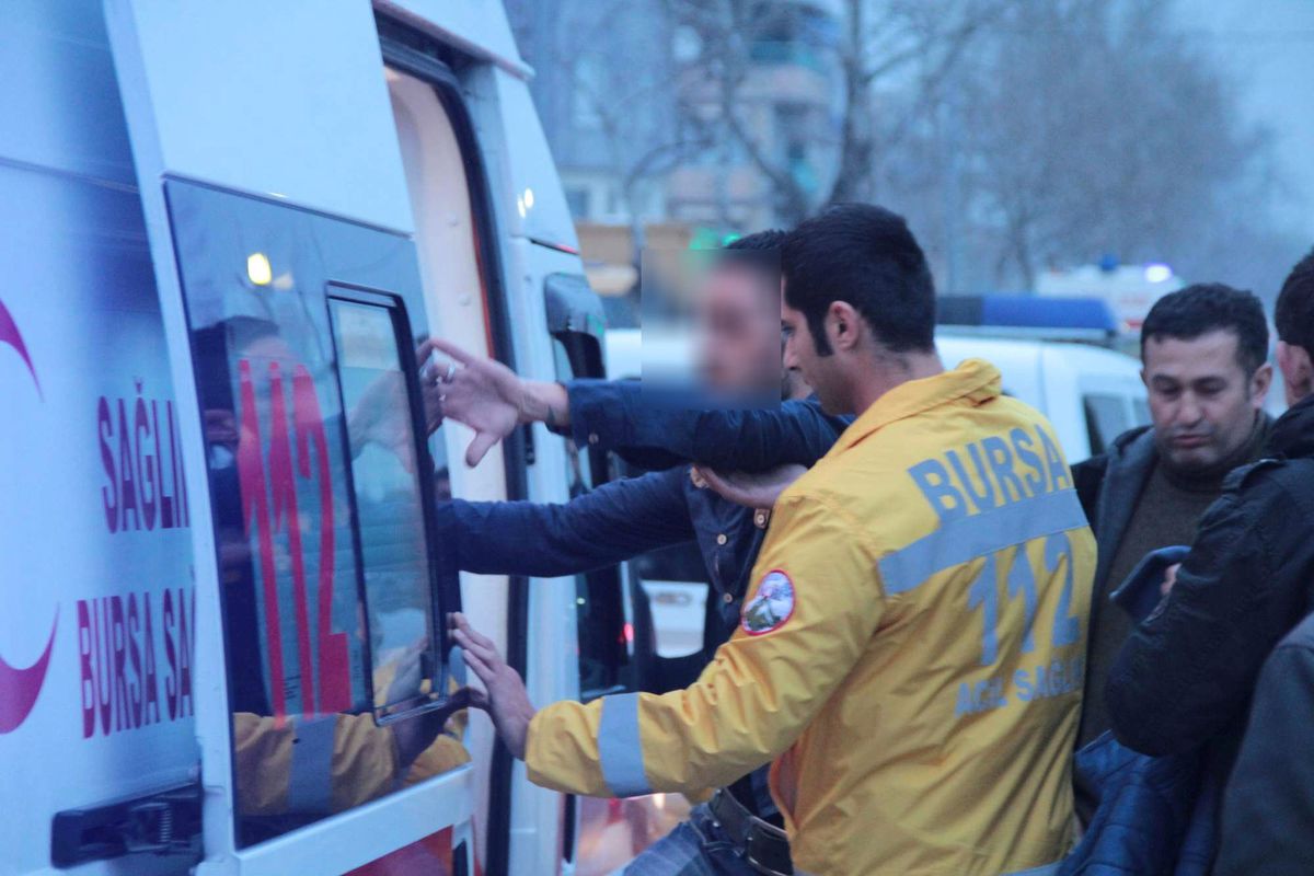 Sırtından Bıçaklandı, Ağzından Sigarayı Bırakmadı