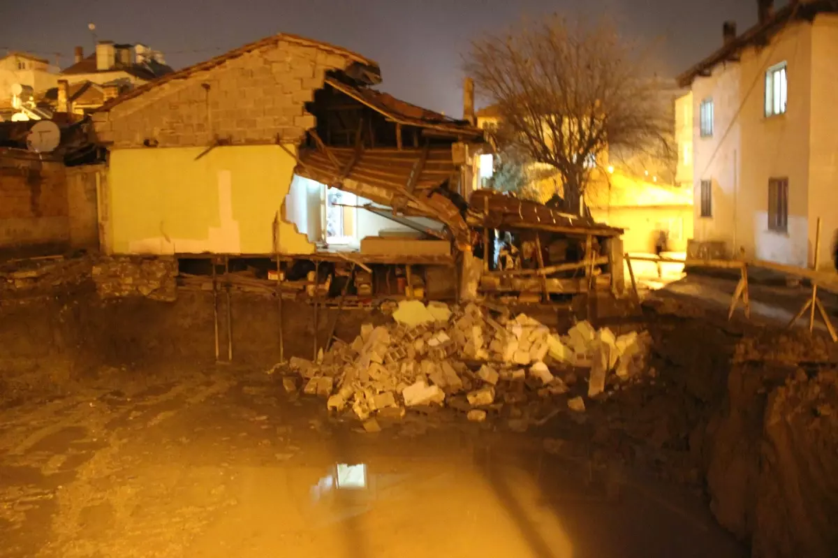 Temel Kazısında Yandaki Evin Duvarı Çöktü