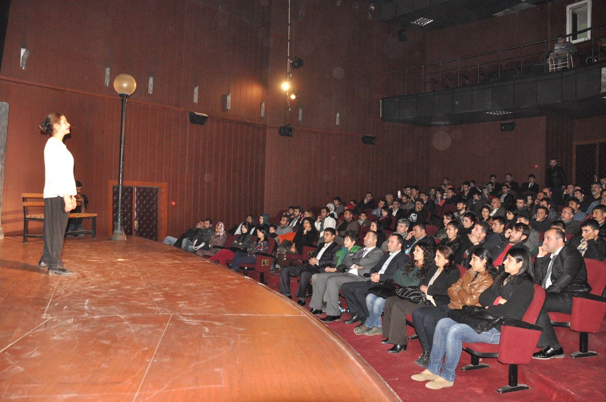 'Tırnak İçinde' Oyunun Prömiyeri Yapıldı