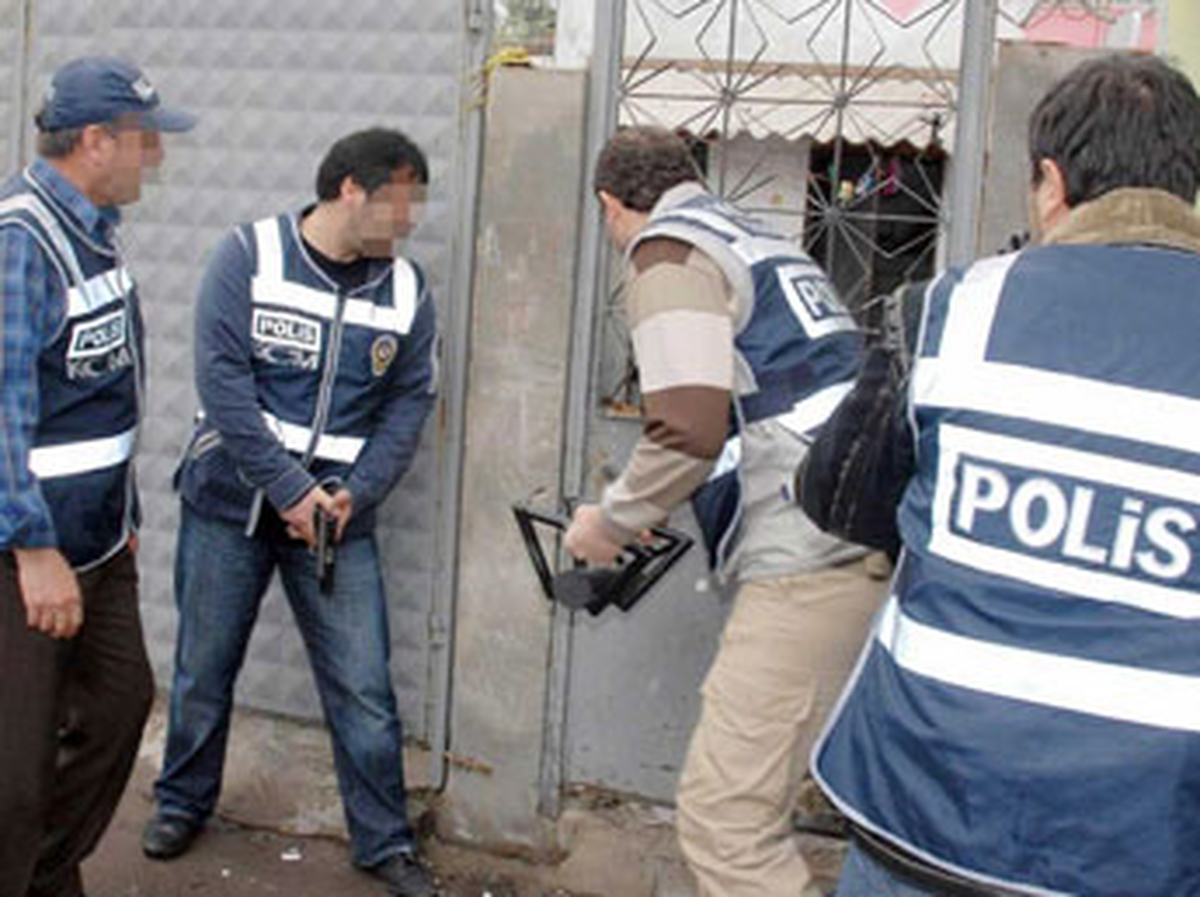 Turgutlu\'da Uyuşturucu Operasyonu: 25 Gözaltı (2)