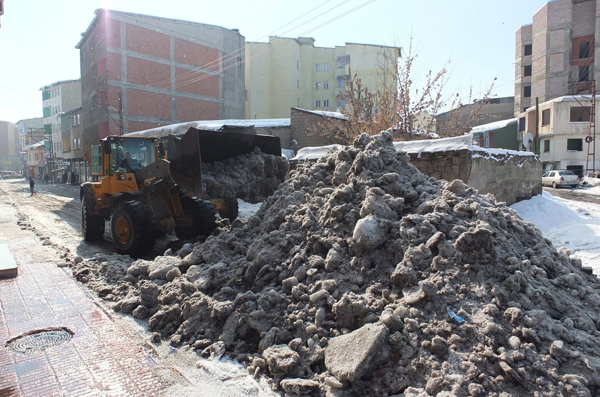 Ağrı Belediyesi\'nden Kar ve Buz Temizleme Çalışması