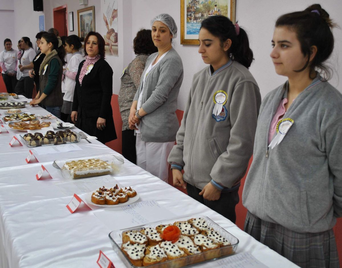Bayat Ekmekler Yemek ve Tatlı Olarak Mutfağa Geri Döndü