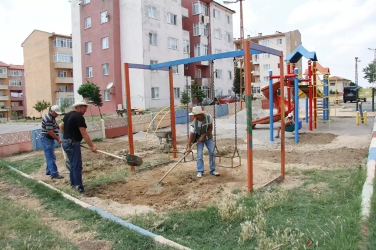 Çocuk Parkları Temizleniyor