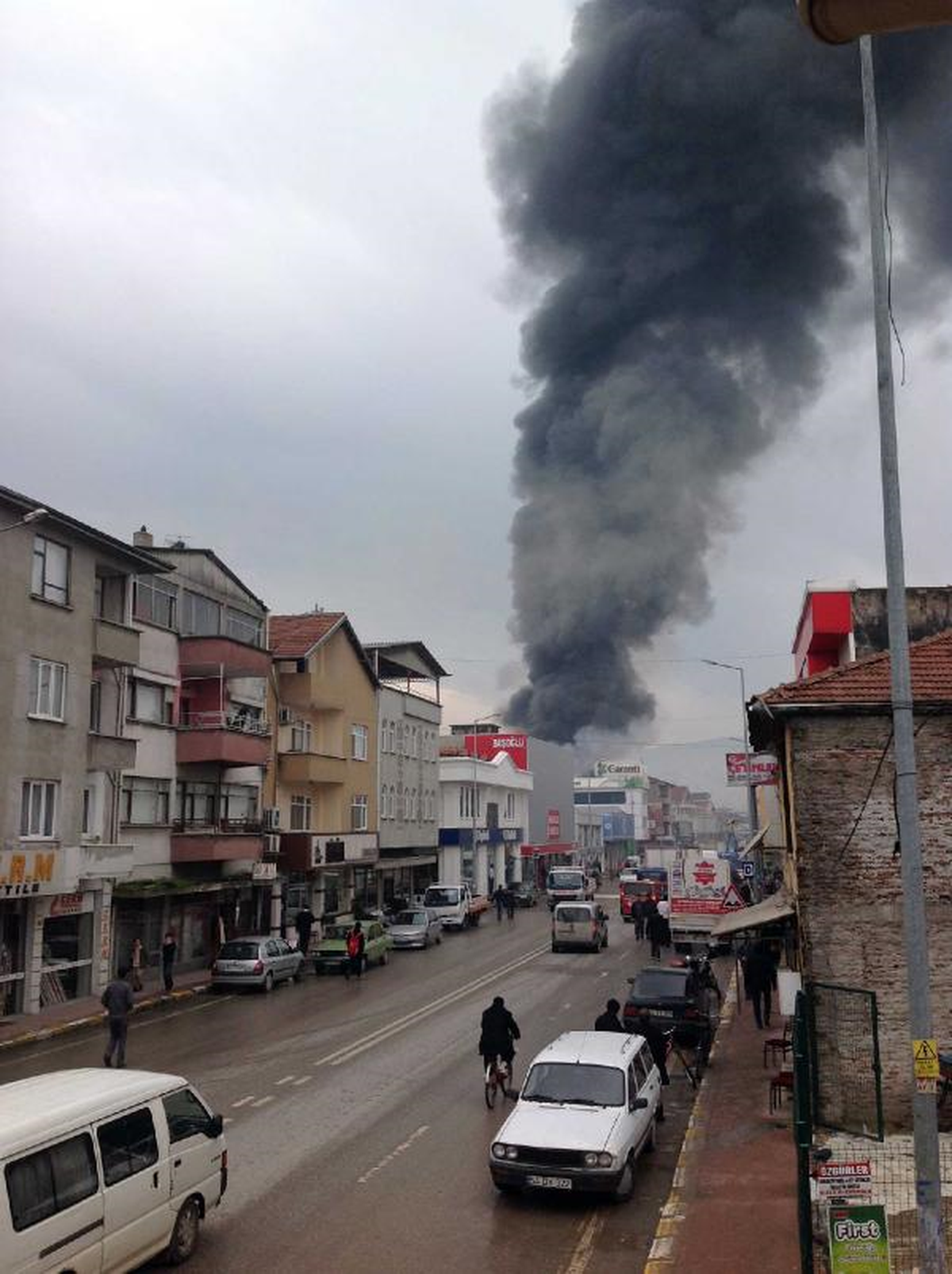 Mağazasının Yandıgını Görünce Şoke Oldu