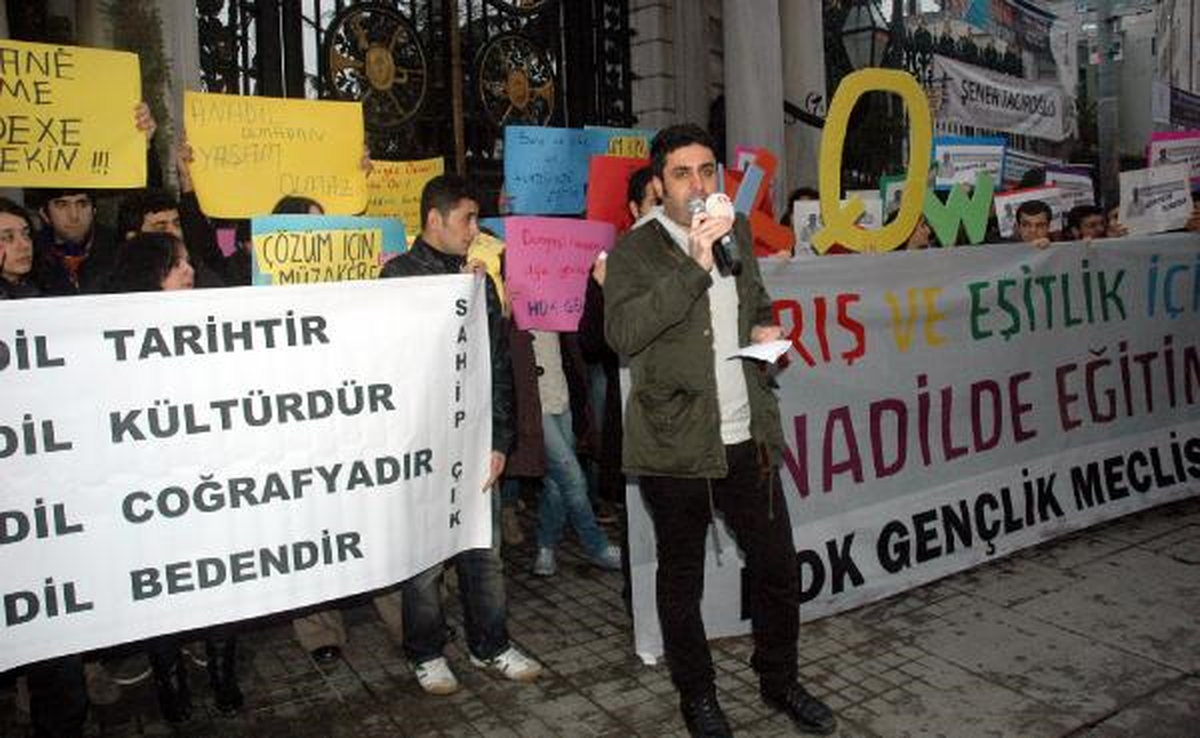 Galatasaray Lisesi Önünde Kürtçe Ders Yapıldı