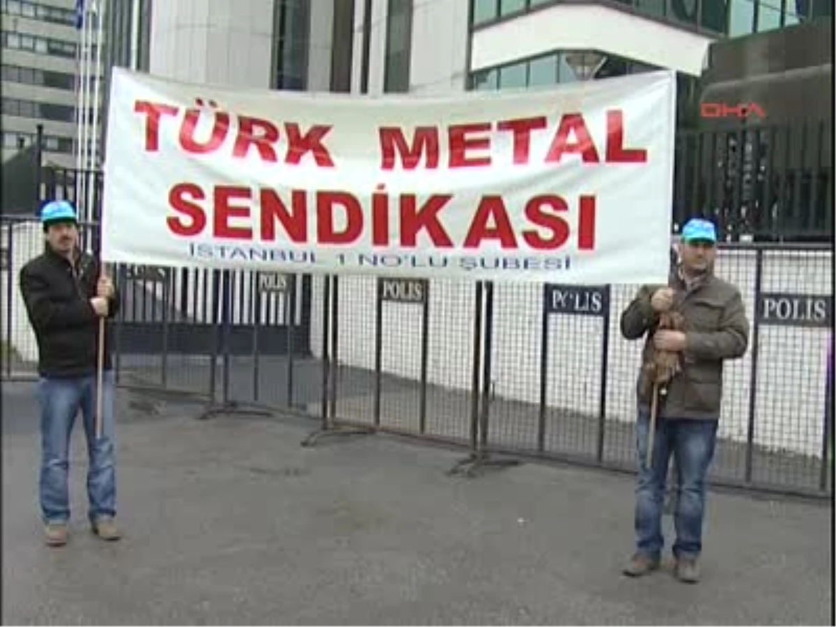 İzmir\'den İstanbul\'a Taşınan İşçi Eylemi 300 İşçi 10 Aydır Ücretlerinin Ödenmediği Gerekçesiyle,...