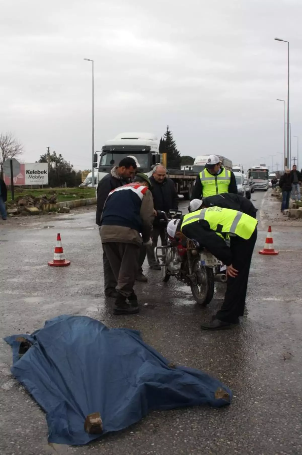 Kasksız Motosiklet Sürücüsü Kazada Öldü