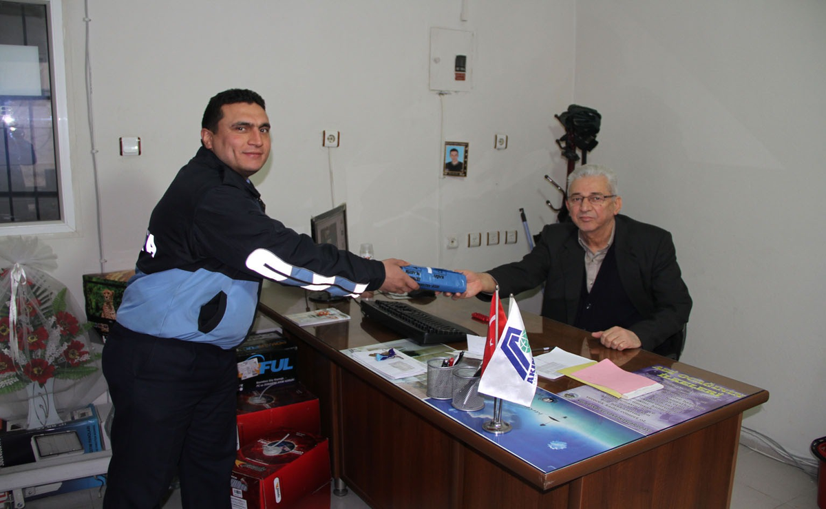 Kula\'da Konteynırları Kaldıran Belediye, Çöp Poşeti Dağıttı