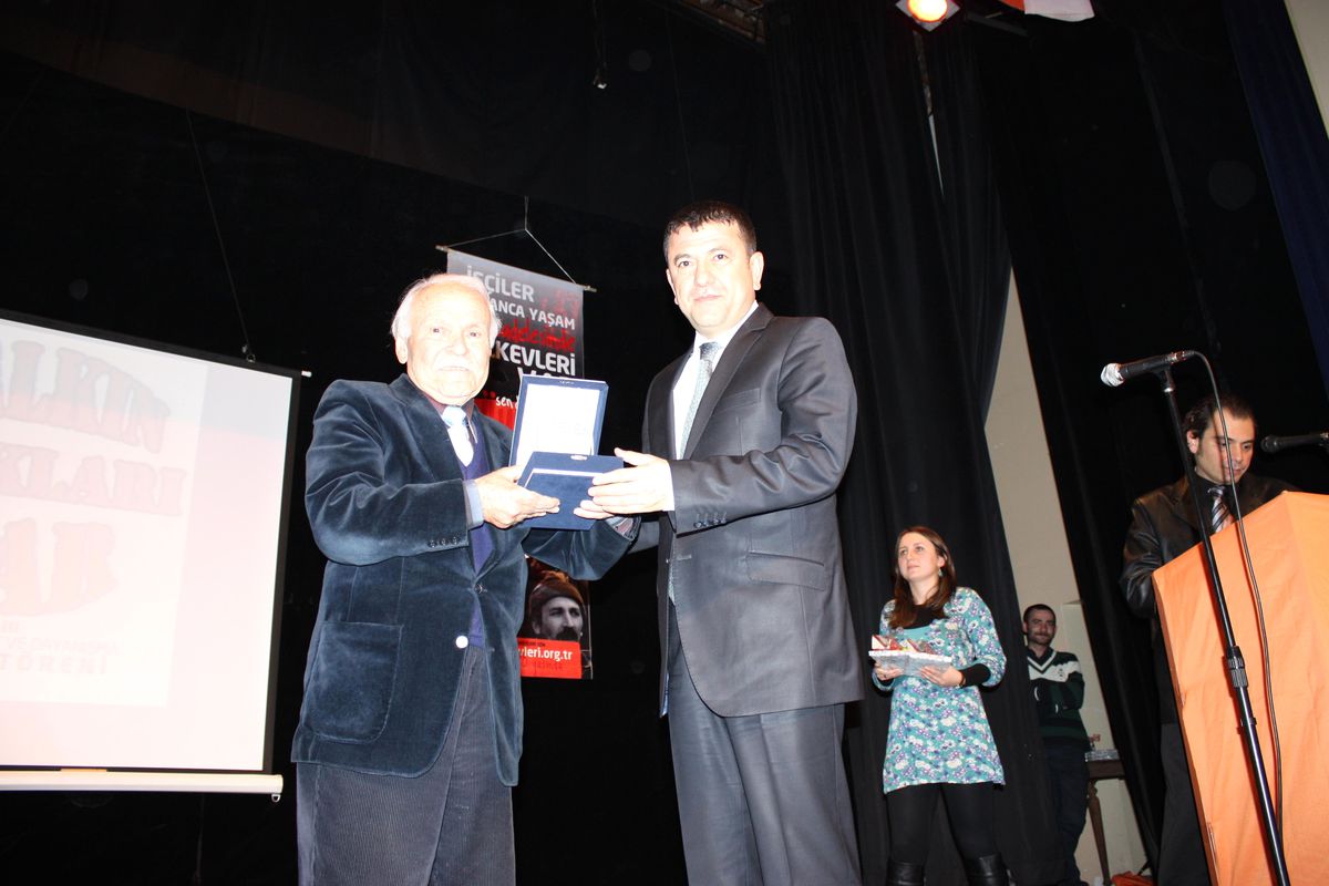 Malatya Milletvekili Veli Ağbaba\'dan Yazar Muzaffer İzgü\'ye Ödül
