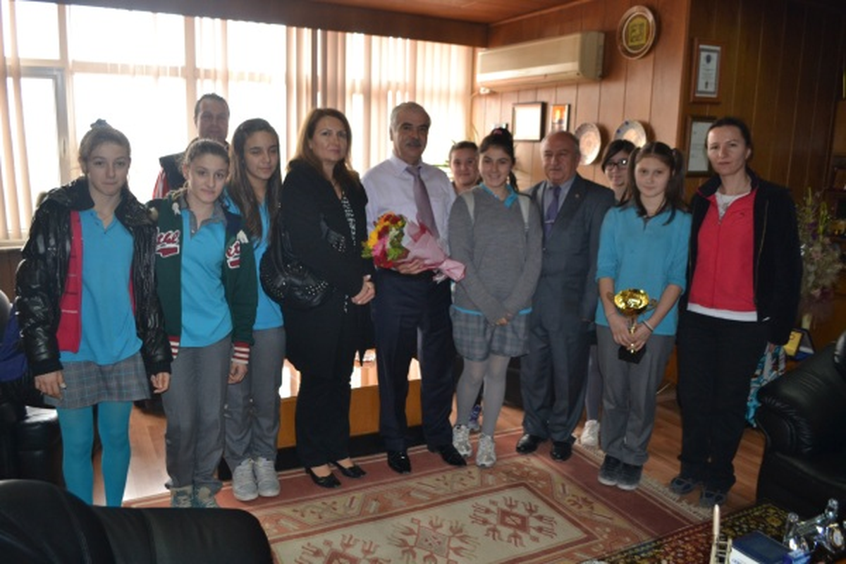 Şampiyon Voleybolcularından Özcan\'a Ziyaret