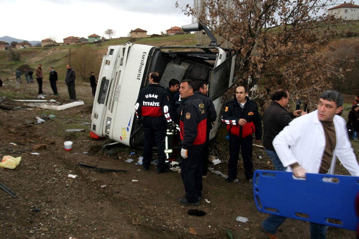 Servis Midibüsü Devrildi; 20 Yaralı