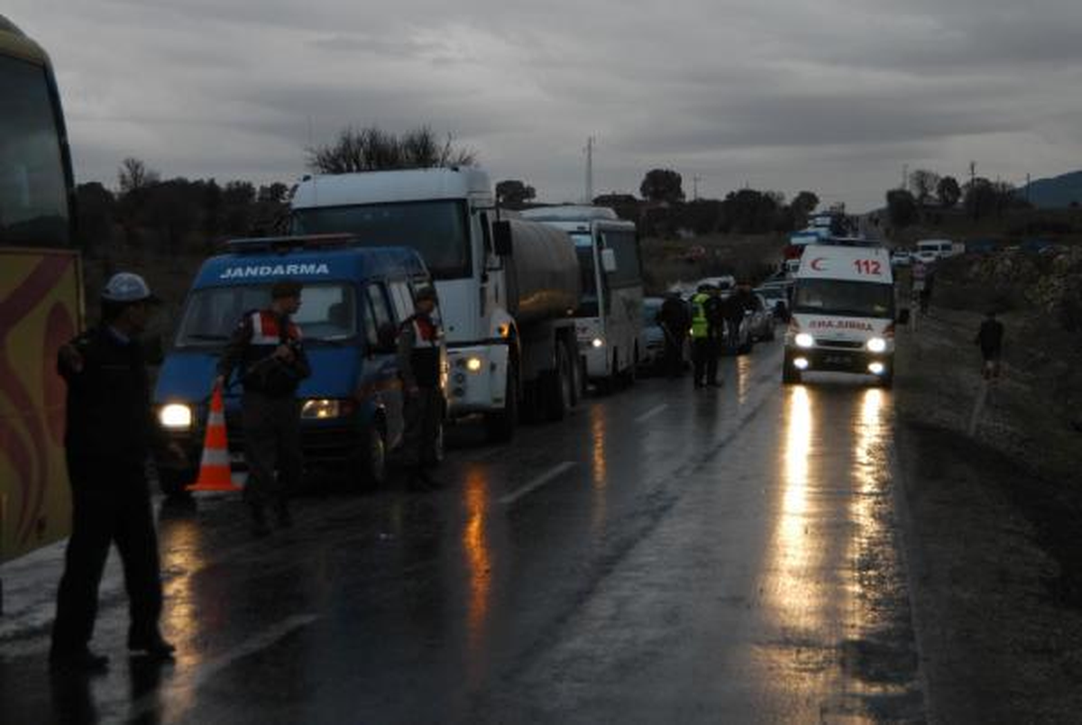Servis Midibüsü Devrildi: 29 Yaralı
