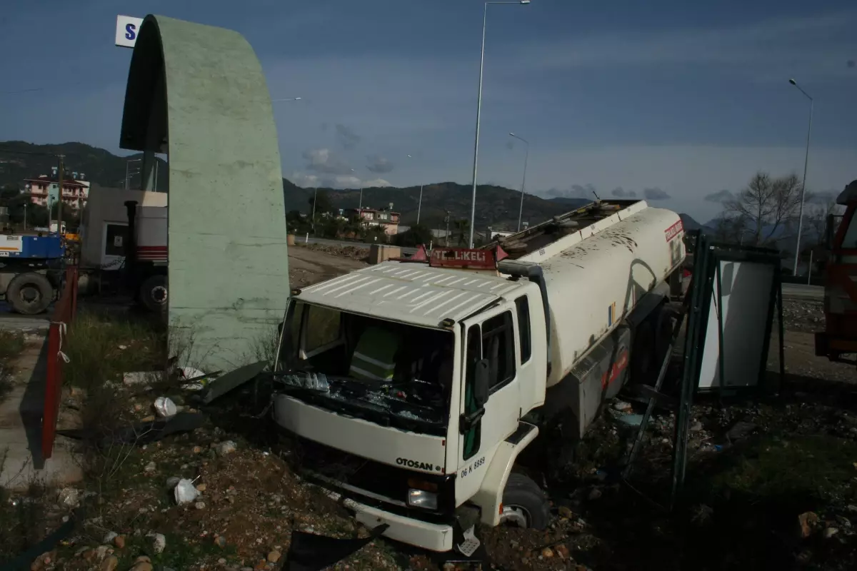 Tanker, Halat Kopunca Yolcu Durağını Devirdi