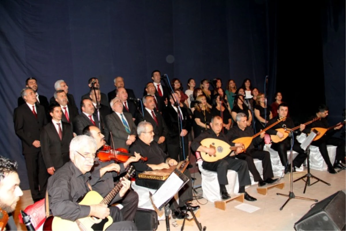 Türk Halk Müziği Korosu Türkülerle Coşturdu