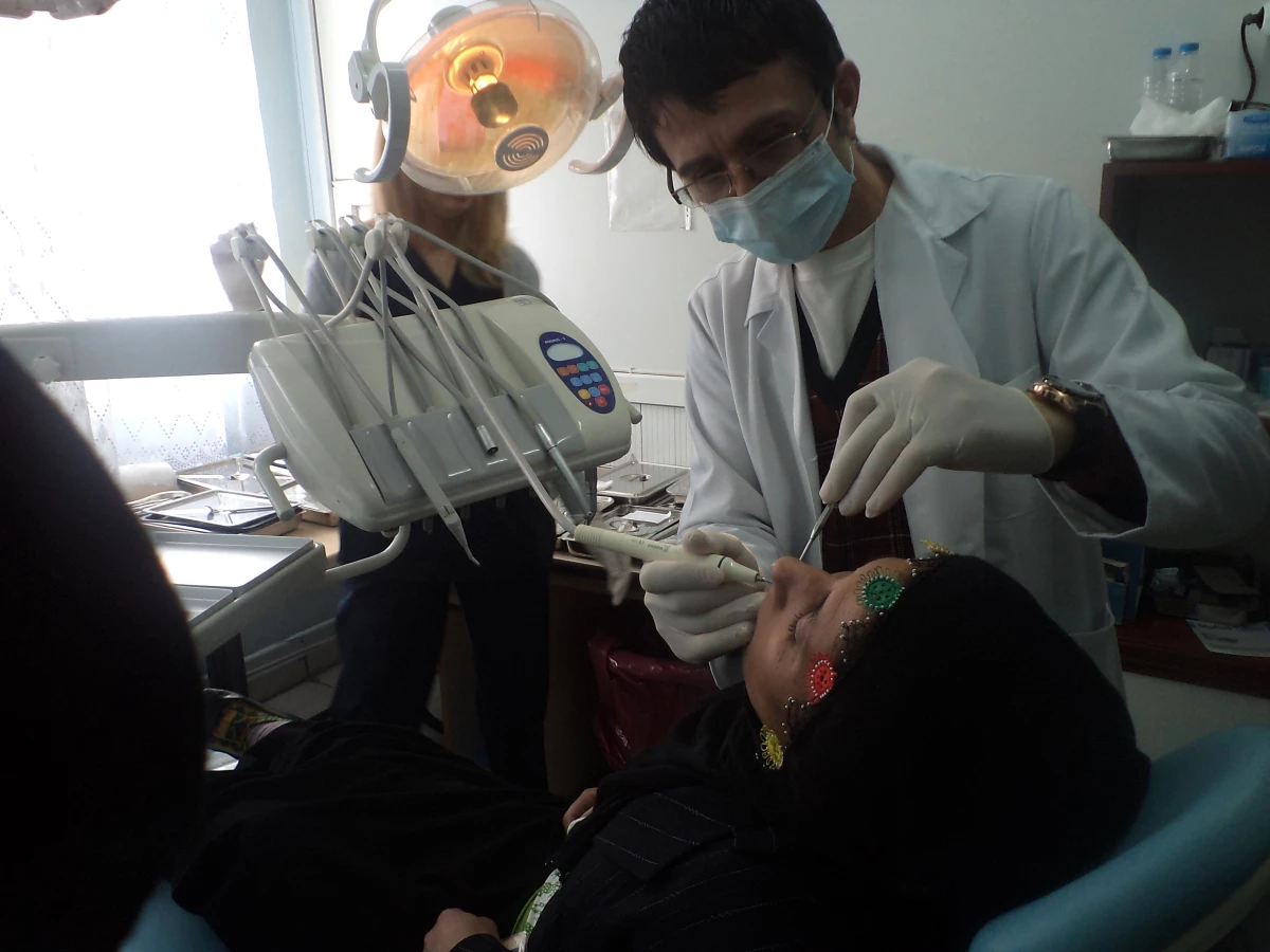 Diş Doktoru Hastalara Diş Macunu Dağıtıyor