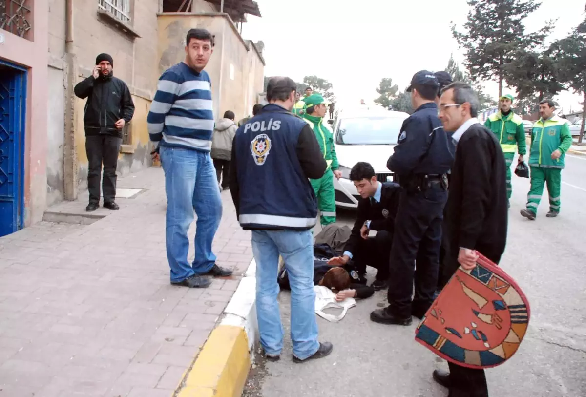 Yolda Bayılan Kadının İmdadına Polis Yetişti
