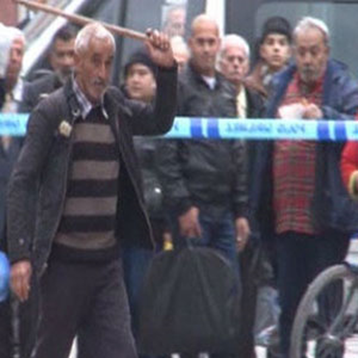Şüpheli Pakete Sopayla Saldırdı