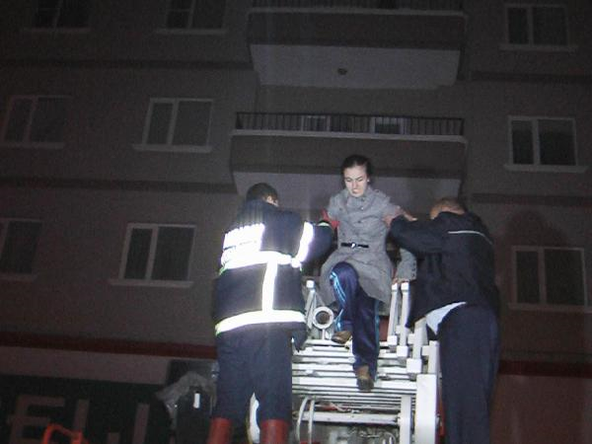 Aksaray\'da 15 Kişi Yangın Çıkan Apartmanda Mahsur Kaldı