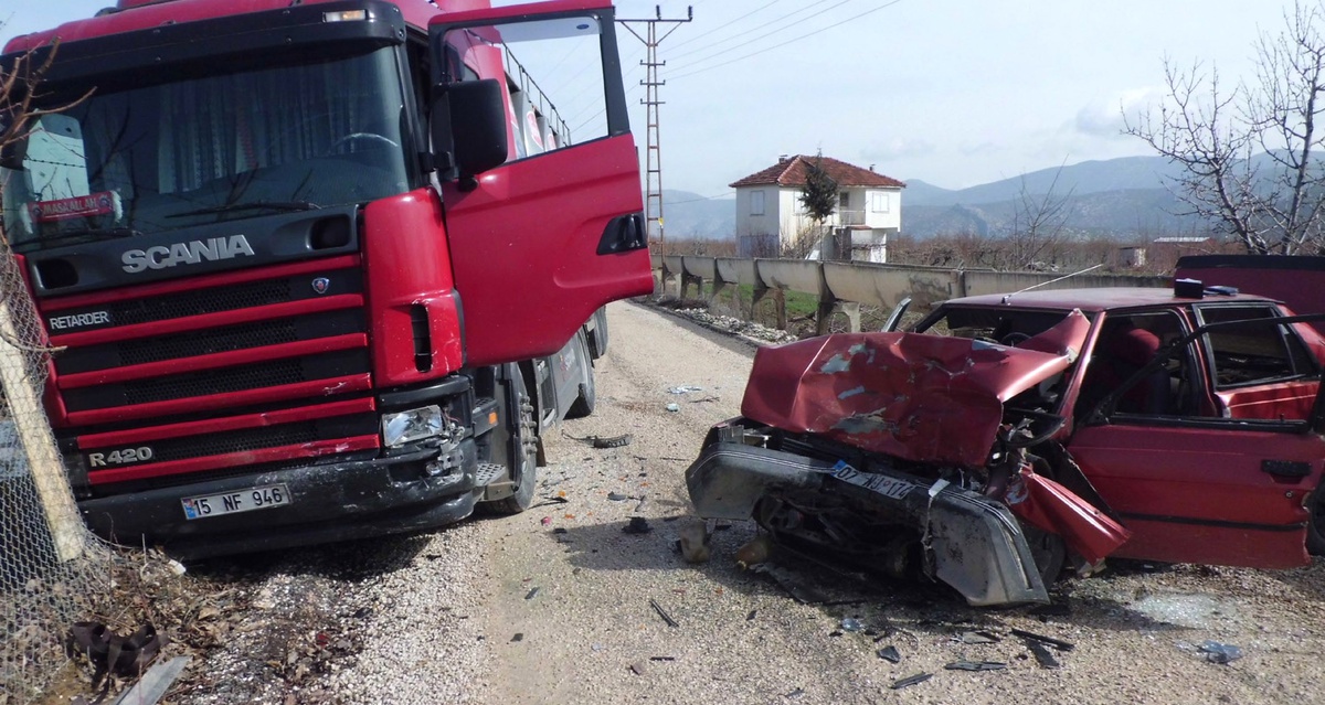 Antalya\'da Otomobil Kamyonla Çarpıştı: 2 Yaralı