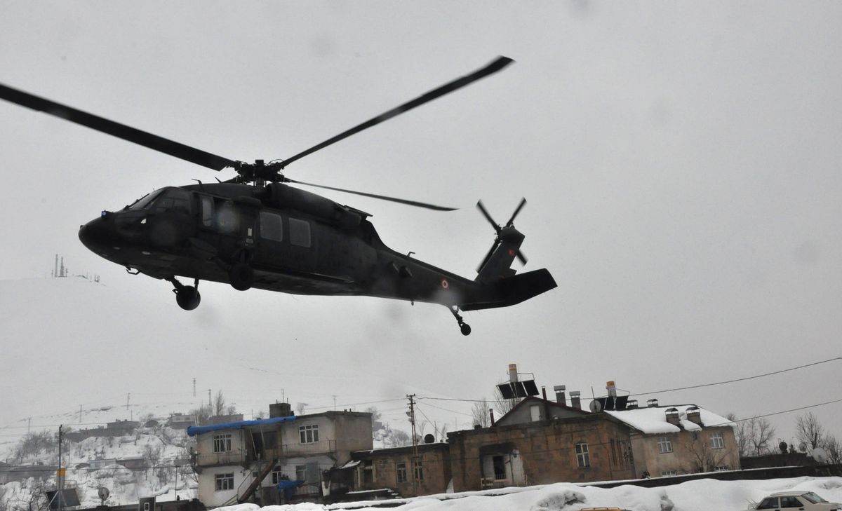 Askeri Helikopter Okul Bahçesine Zorunlu İniş Yaptı