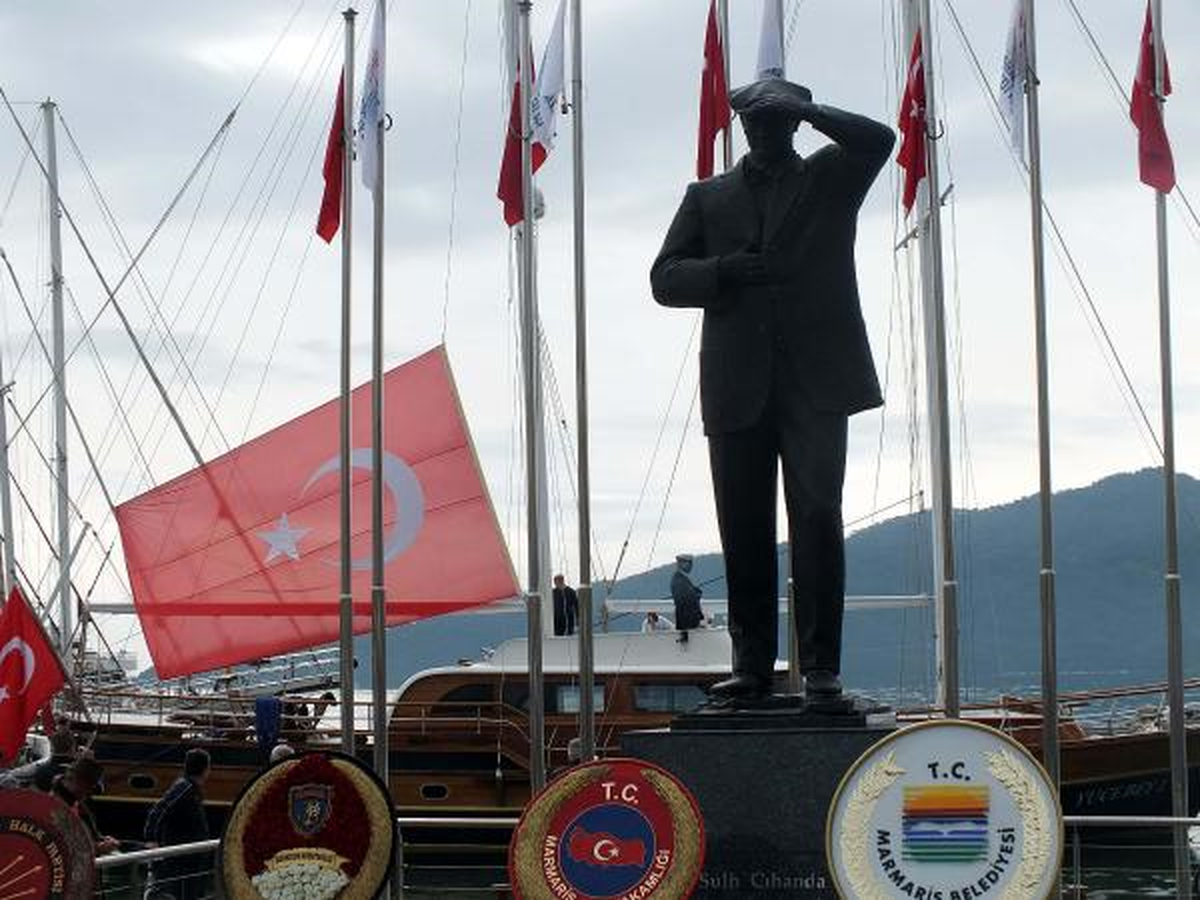 Ata\'yı Anmada Dövizli Eyleme Gözaltı