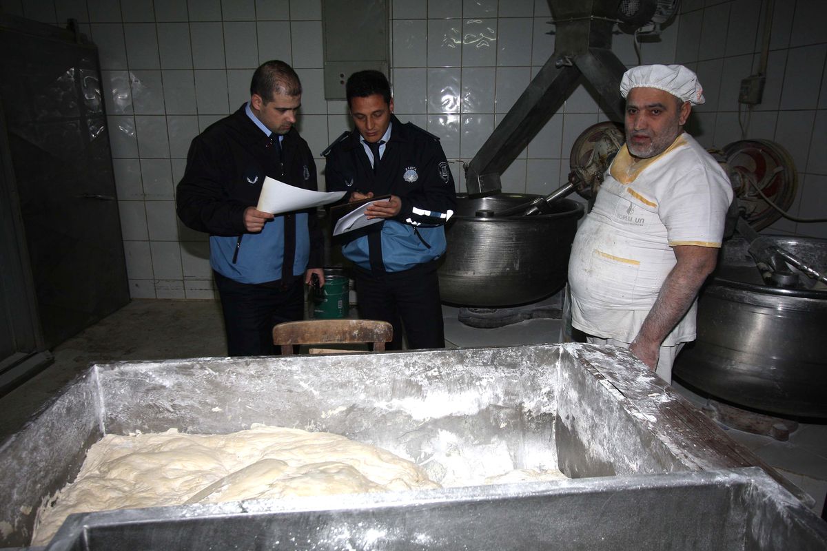 Başkan Karabağ, Sabaha Karşı Fırınları Denetledi