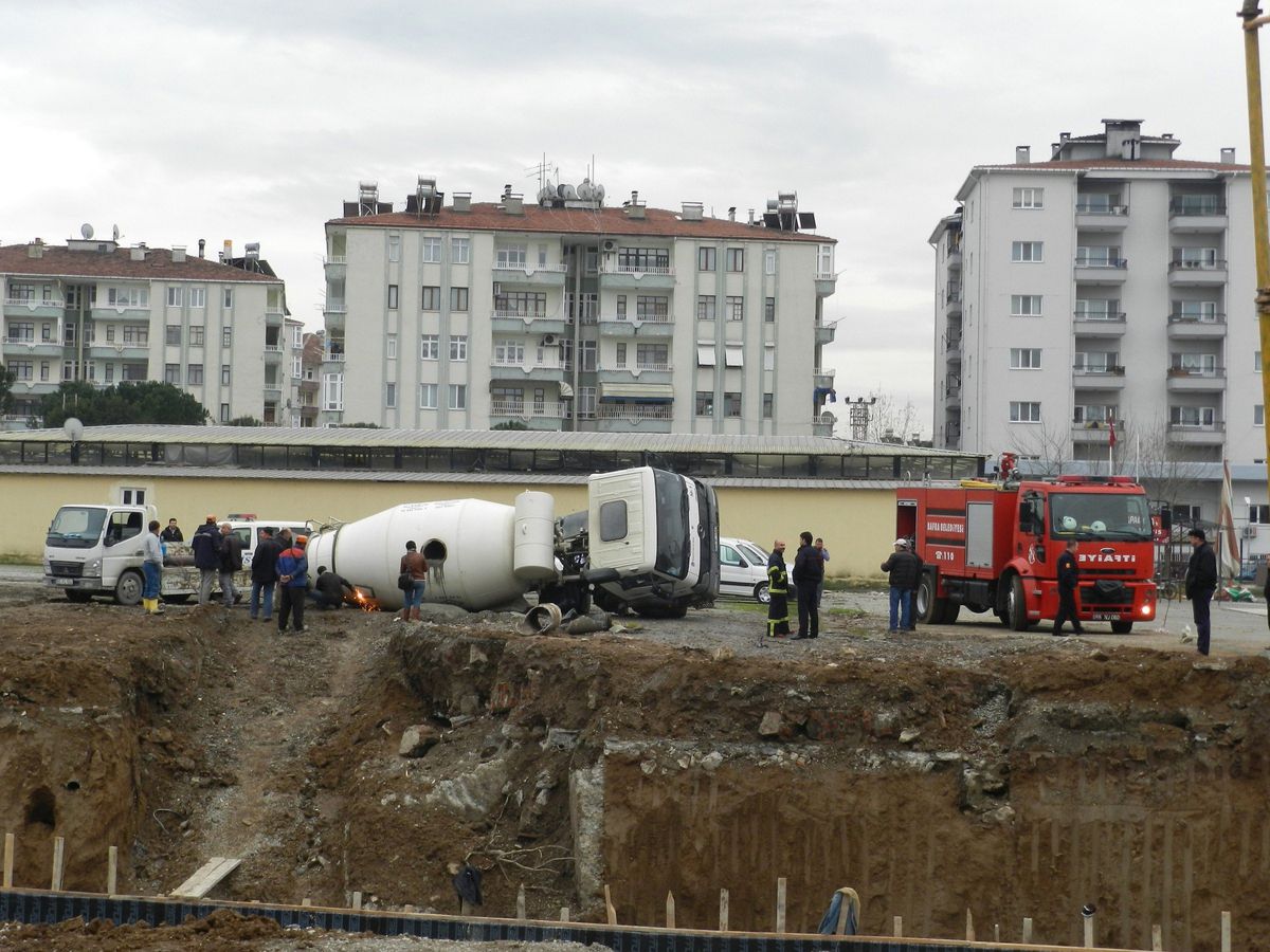 Beton Mikseri Devrildi
