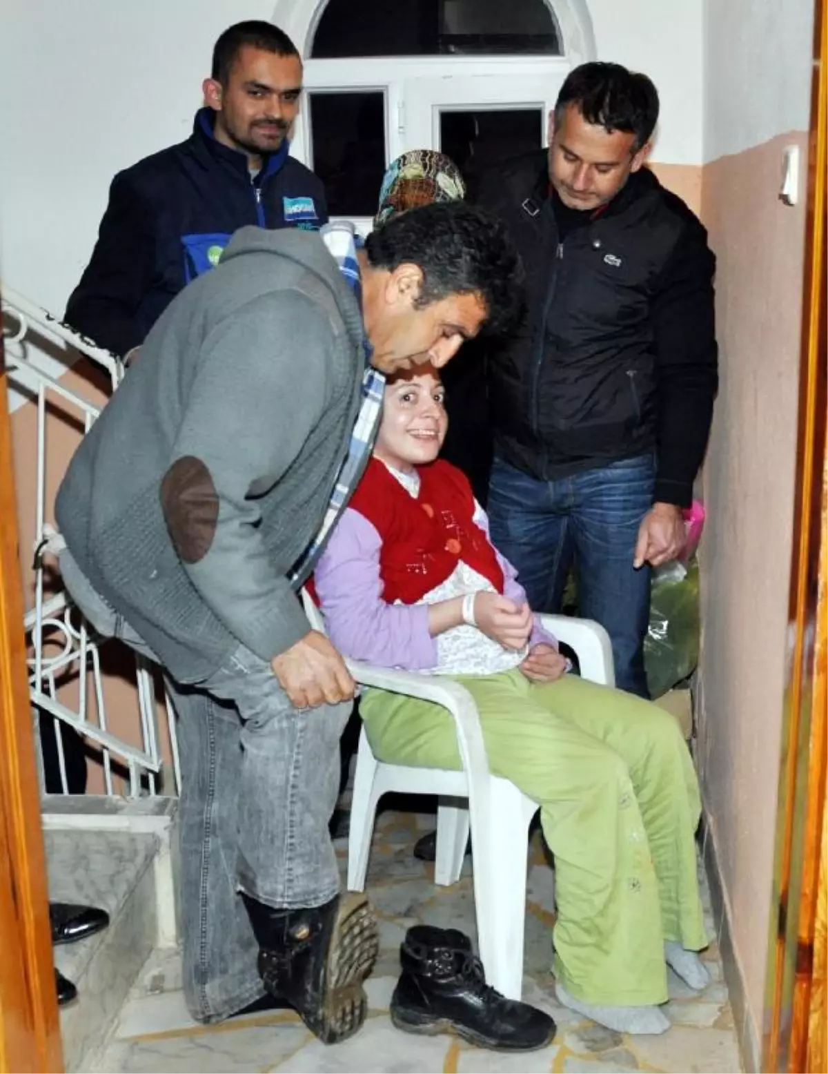 Üçüzlerini Evinde İlk Kez Kucakladı