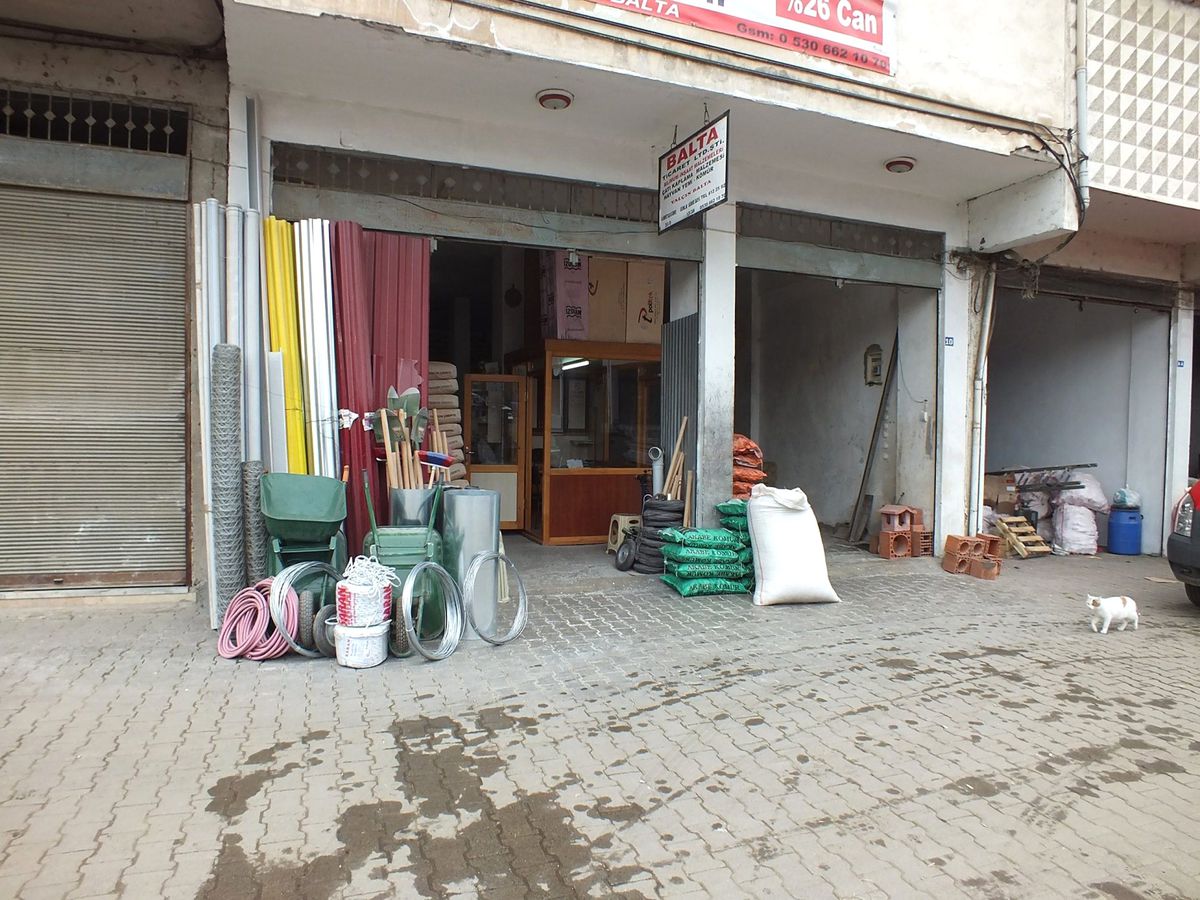 Çelik Para Kasasını El Arabasına Yükleyip Götürdüler