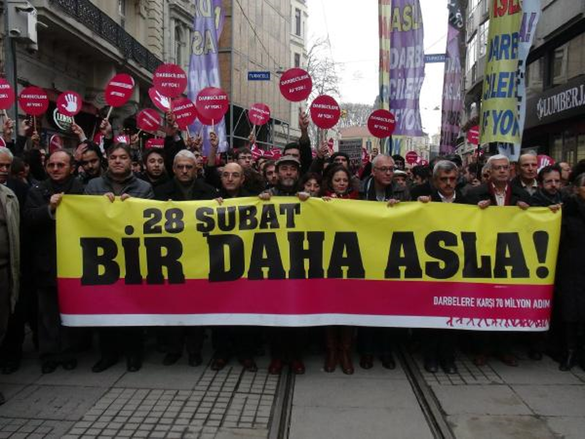 Darbe Karşıtı Yürüyüşte Gerginlik