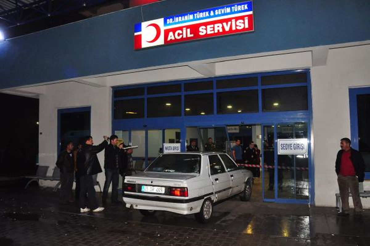 Doktorlara Sinirlenip Otomobille Acil Servise Girdi