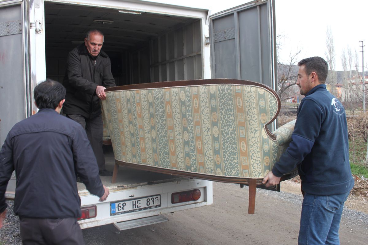 Evi Yanan Aileye Yardım Derneği Sahip Çıktı