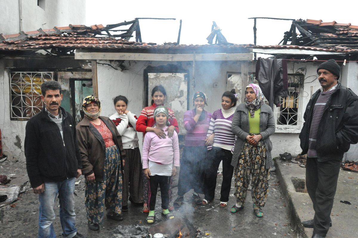 Evleri Yanan 14 Kişilik Aile Sokakta Kaldı
