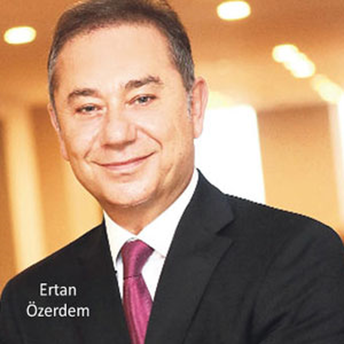 İnek Sağarken Home Tv İzleyen Çiftçi