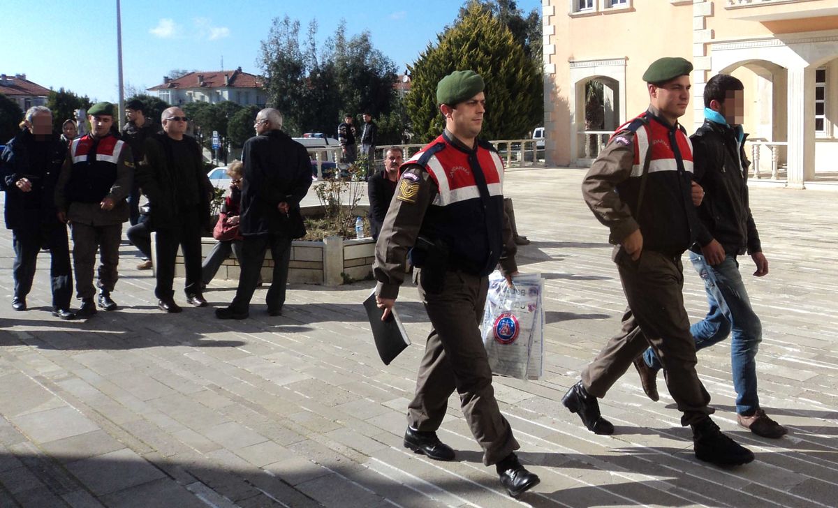 İzmir\'de Fuhuş Operasyonu: 3 Gözaltı