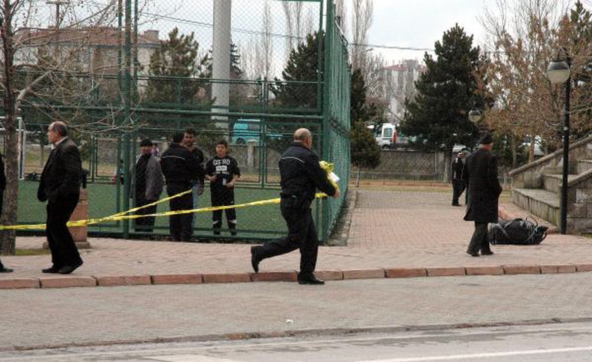 Kaldırım Üzerine Bırakılan 3 Çanta Polisi Alarma Geçirdi
